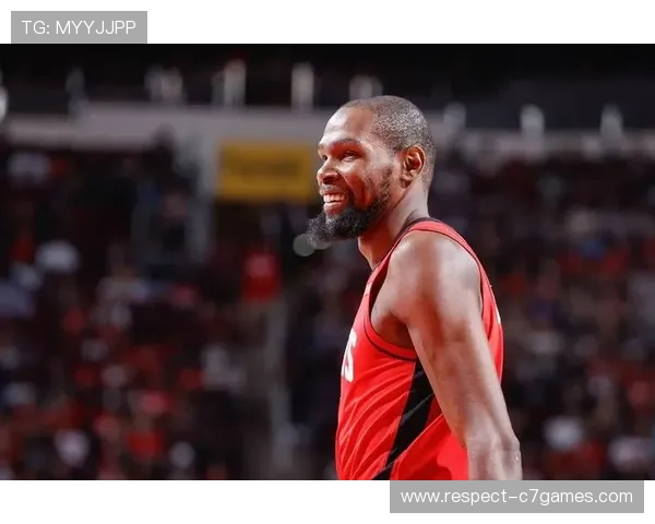 NBA季后赛激战正酣 詹姆斯与杜兰特领衔球队争夺总冠军荣耀